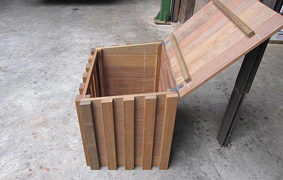 木製のゴミ箱。ふたが開いた状態