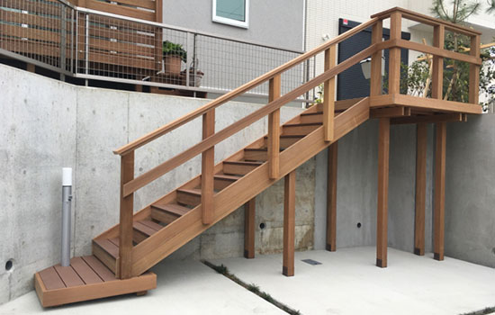 高低差のある敷地を行き来する木製の階段