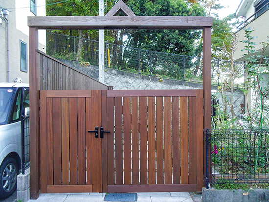 ウッドフェンスと大型の木製門扉