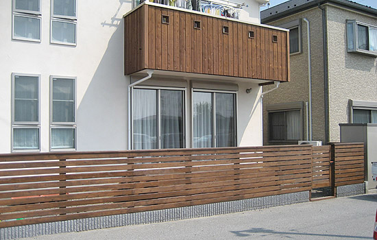 家屋のデザインと合わせた横桟ウッドフェンス
